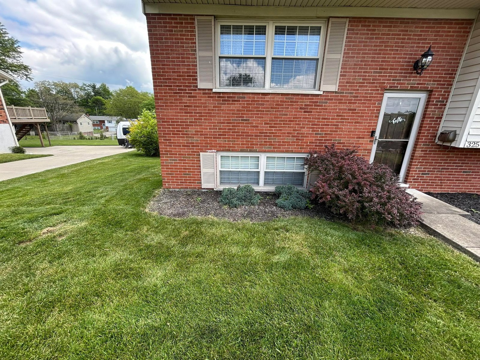 Commercial lawn care and grounds maintenance by Flanagan Rural Lawn Care