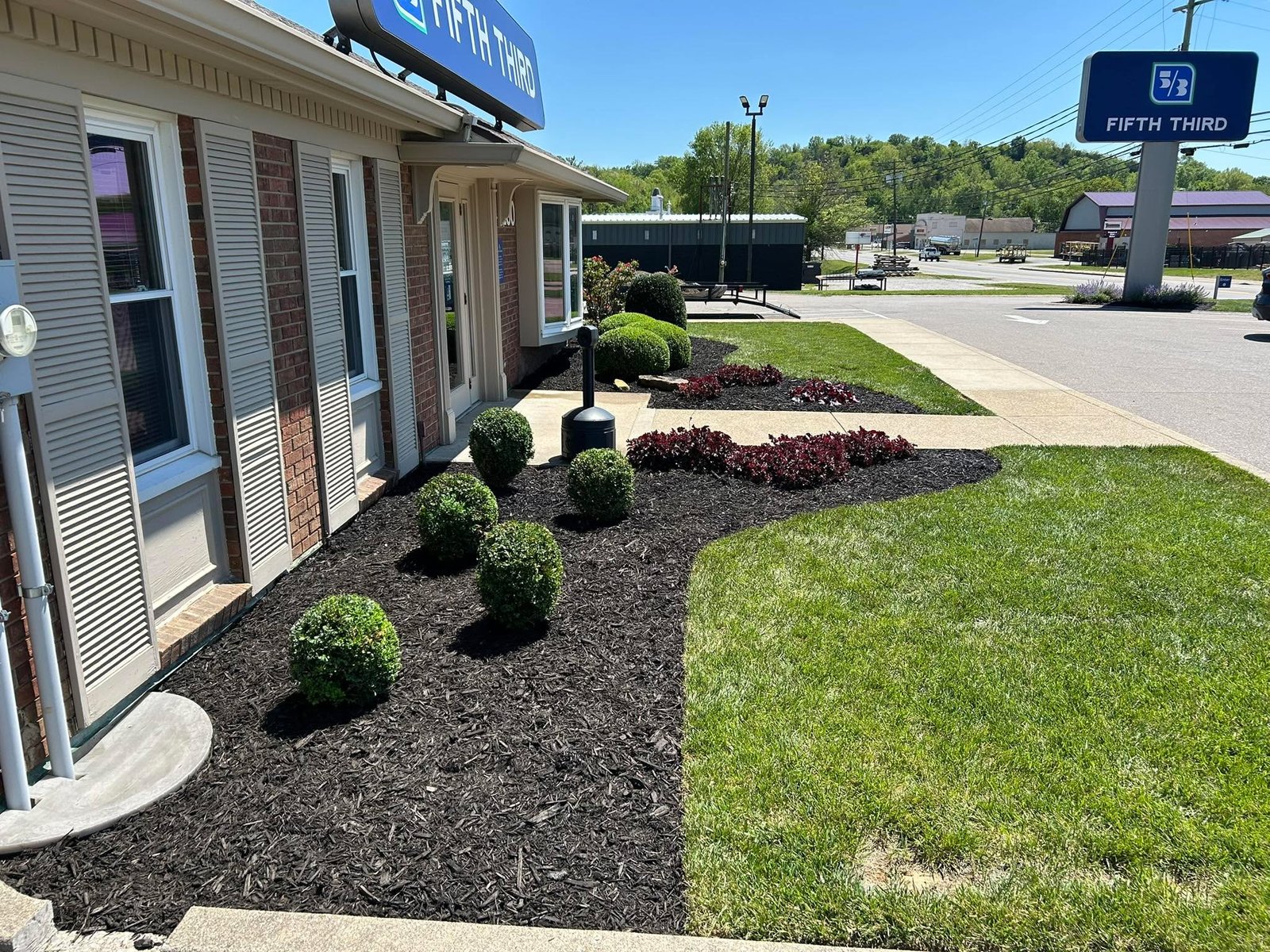 Yard cleanup, trimming, and mowing on a Kentucky property by Flanagan Rural Lawn Care
