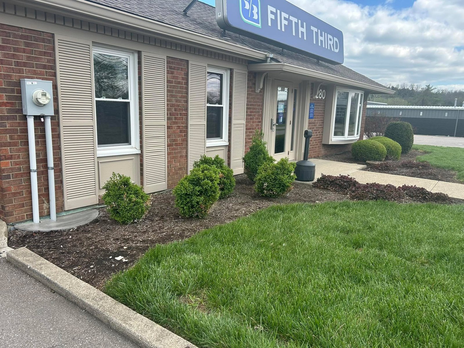 Yard cleanup, trimming, and mowing on a Kentucky property by Flanagan Rural Lawn Care